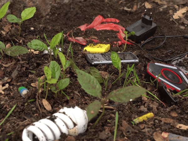Rifiuti elettronici e batterie abbandonati nel terreno con rischio di contaminazione ambientale