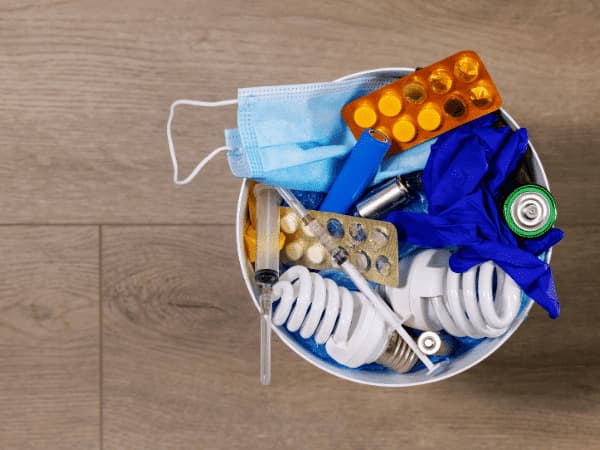 Rifiuti speciali pericolosi di uso domestico e sanitario come farmaci, mascherine, siringhe e dispositivi contaminati